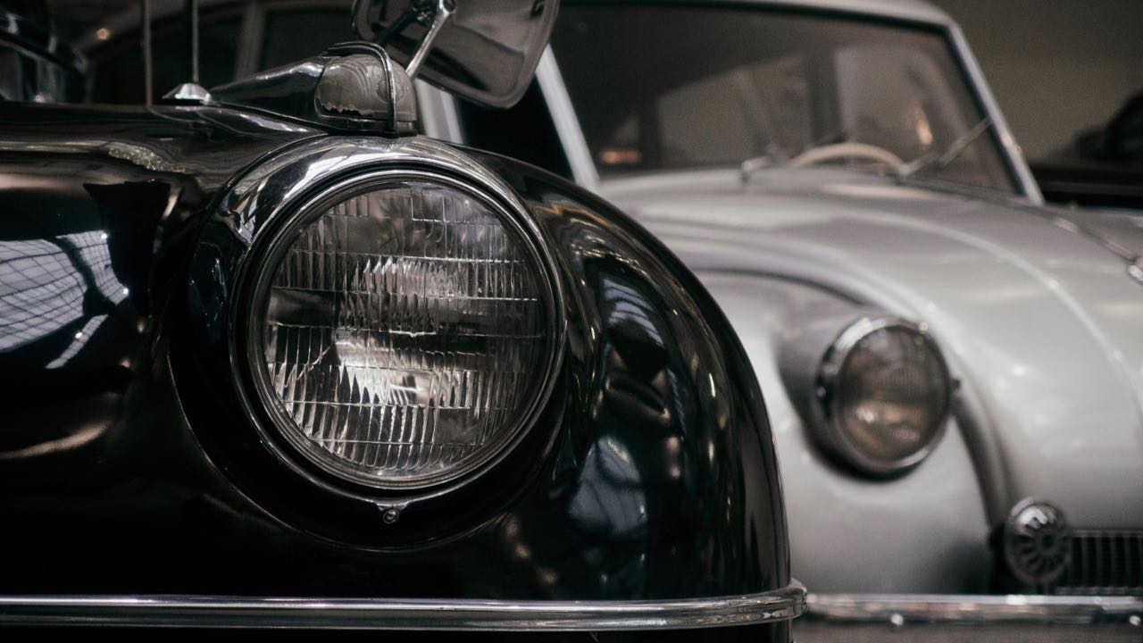 Las luces del coche alumbran poco, ¿por qué?